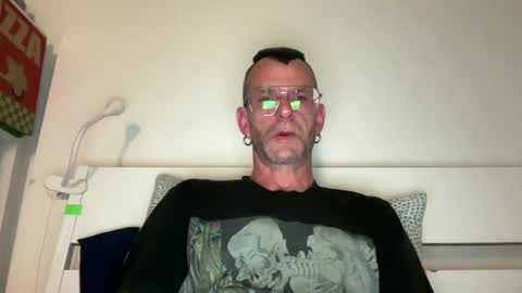 Snapshot of 1_hot_minute chatting on May 2026 11:06:01 AM J online show from May 2026 11:06:01 AM