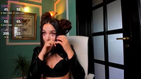 Moona  online show from October 2025 12:49:02 PM