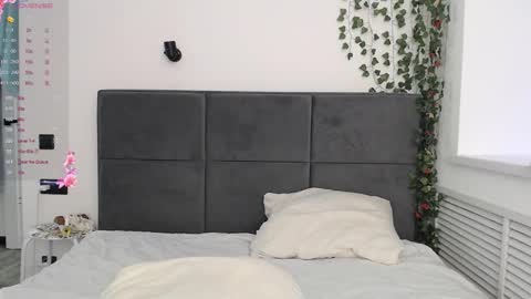 EMILY AND  MARCUS online show from November 2025 03:41:01 AM