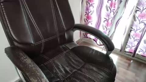 _aleena_ online show from October 2025 05:15:02 AM