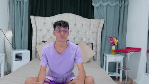 Snapshot of _andrew_williams chatting on December 2024 07:00:01 PM Andres online show from December 2024 07:00:01 PM