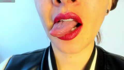 Snapshot of _antomouth_paradise chatting on April 2026 04:08:01 PM antonia online show from April 2026 04:08:01 PM