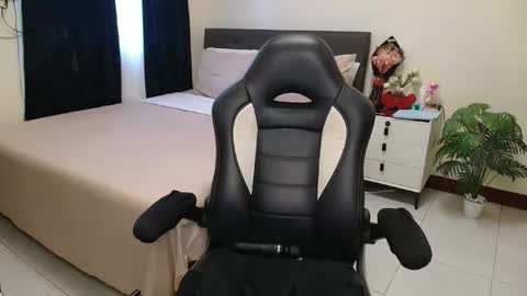 Angie online show from November 2025 01:05:01 AM