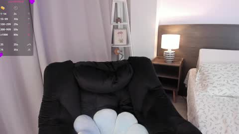 Snapshot of _bleuelune chatting on April 2026 01:19:02 AM Mary online show from April 2026 01:19:02 AM