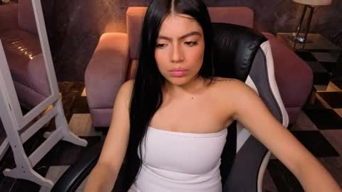 Snapshot of _charlottee_b chatting on April 2026 07:55:01 PM _charlottee_b online show from April 2026 07:55:01 PM