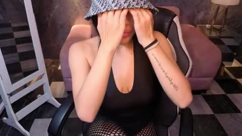 Snapshot of _charlottee_b chatting on April 2026 08:09:01 PM _charlottee_b online show from April 2026 08:09:01 PM