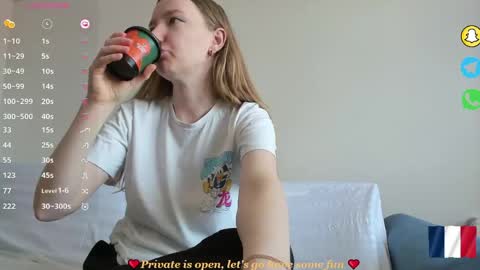 Snapshot of _coquine_ chatting on April 2026 08:23:01 AM Sophie online show from April 2026 08:23:01 AM