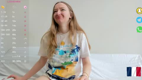 Snapshot of _coquine_ chatting on April 2026 07:46:02 AM Sophie online show from April 2026 07:46:02 AM