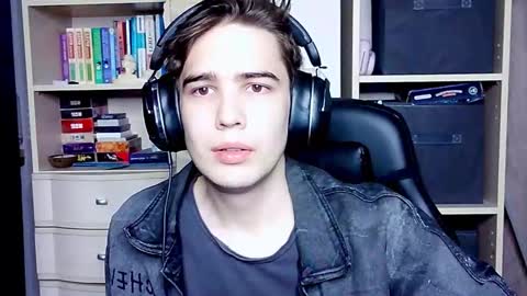 Snapshot of _crise_next_door_ chatting on October 2025 05:22:02 PM _crise_next_door_ online show from October 2025 05:22:02 PM