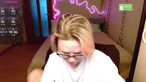 Snapshot of _elven_dreams__ chatting on March 2025 04:33:02 PM chloue and Gretta online show from March 2025 04:33:02 PM