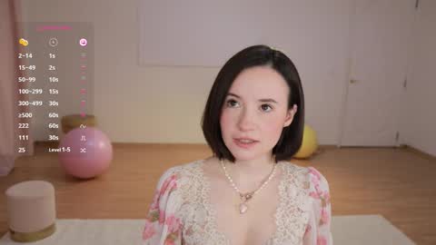 Snapshot of _female_essence_ chatting on September 2025 03:25:01 PM Essie online show from September 2025 03:25:01 PM