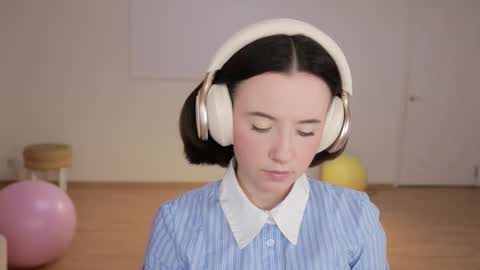 Snapshot of _female_essence_ chatting on September 2025 03:46:01 PM Essie online show from September 2025 03:46:01 PM