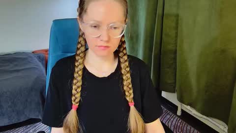 _goldilocks__ online show from November 2025 04:45:02 PM