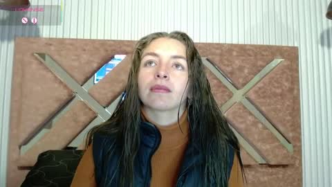 Snapshot of _isaabellaa chatting on April 2026 12:44:02 PM Isa online show from April 2026 12:44:02 PM