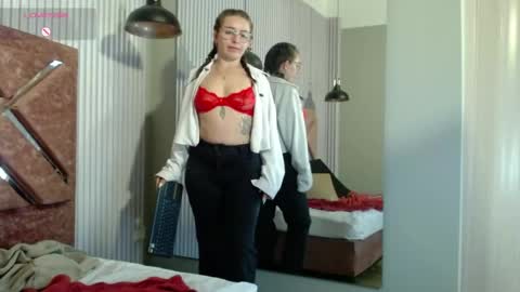 Snapshot of _isaabellaa chatting on May 2026 01:17:02 PM Isa online show from May 2026 01:17:02 PM