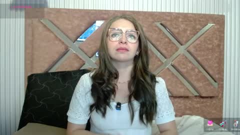 Snapshot of _isaabellaa chatting on June 2026 01:02:01 PM Isa online show from June 2026 01:02:01 PM
