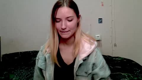 _kikiclark_ online show from October 2025 08:41:01 PM