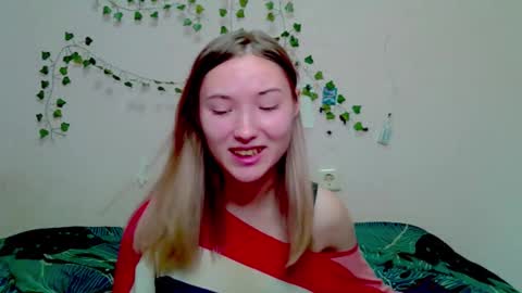 _kikiclark_ online show from November 2025 07:37:02 PM