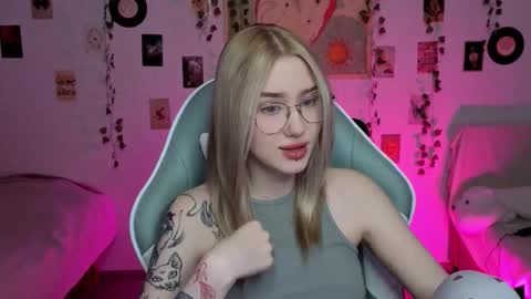 _kitekat_ online show from November 2025 12:37:02 PM