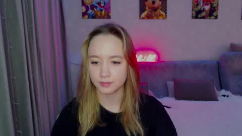 _lalune_ online show from December 2024 07:24:01 PM