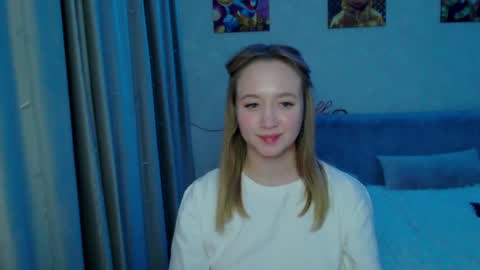 _lalune_ online show from December 2024 03:11:02 AM