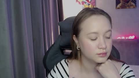 _lalune_ online show from October 2025 12:17:02 AM