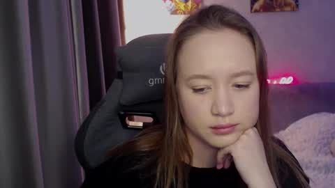 _lalune_ online show from October 2025 12:58:01 PM