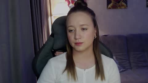 _lalune_ online show from November 2025 01:22:04 PM