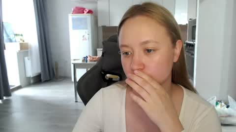 Snapshot of _lalune_ chatting on June 2026 09:36:02 AM _lalune_ online show from June 2026 09:36:02 AM