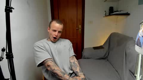 Snapshot of _layne chatting on April 2026 12:03:01 PM Layne online show from April 2026 12:03:01 PM