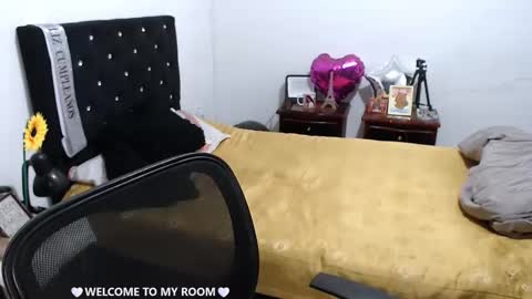 Snapshot of _m_y_q_u_e_e_n_ chatting on February 2026 01:51:01 AM QUEEN online show from February 2026 01:51:01 AM