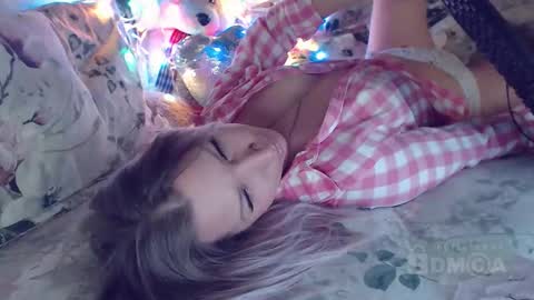 Snapshot of _mimmi chatting on February 2026 11:09:01 PM Can you guess online show from February 2026 11:09:01 PM