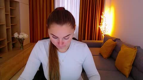 Mia online show from October 2025 09:52:01 AM