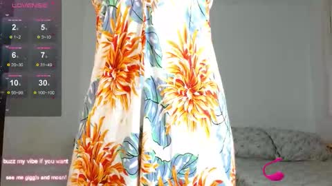 _nayade_ online show from November 2025 04:49:01 PM