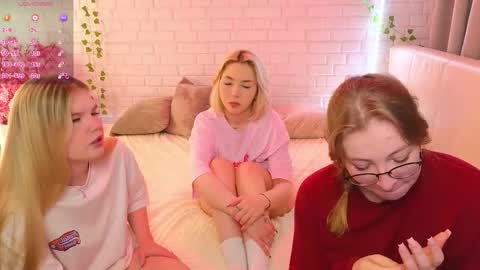Snapshot of _ramune_ chatting on September 2025 02:22:02 PM Merlizz Eva Jane Mila Nicole  left to right  online show from September 2025 02:22:02 PM