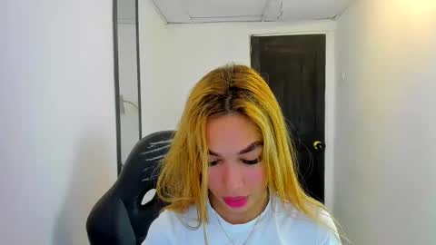Snapshot of _scarlet_0 chatting on May 2026 10:03:01 PM Valerie online show from May 2026 10:03:01 PM