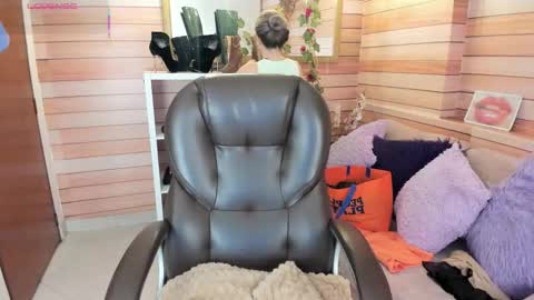 Snapshot of _victoria_collins chatting on February 2026 11:05:02 AM Sol online show from February 2026 11:05:02 AM