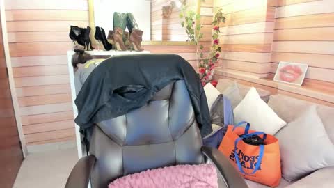 Snapshot of _victoria_collins chatting on February 2026 10:55:01 AM Sol online show from February 2026 10:55:01 AM