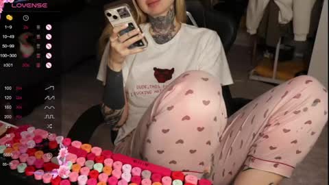 Snapshot of _viv1an_ chatting on April 2026 02:04:02 AM Alis online show from April 2026 02:04:02 AM