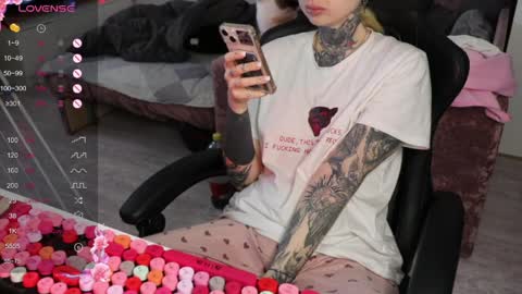 Snapshot of _viv1an_ chatting on April 2026 06:33:02 AM Alis online show from April 2026 06:33:02 AM