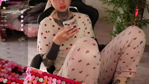 Snapshot of _viv1an_ chatting on May 2026 01:49:02 PM Alis online show from May 2026 01:49:02 PM