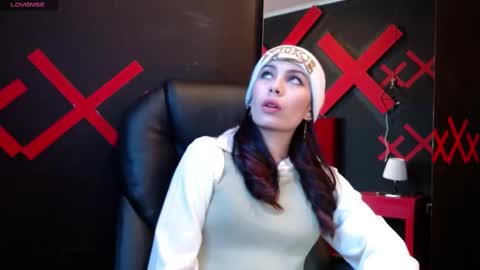 Yuyi online show from February 2025 11:15:01 AM