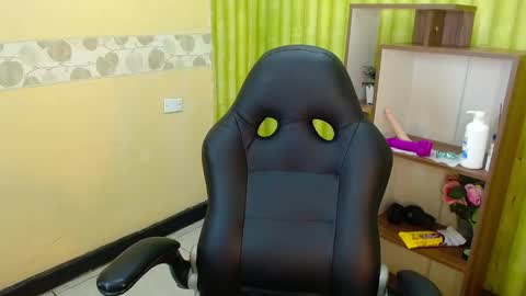 Snapshot of aaronbakers chatting on December 2024 09:43:02 AM im NiallDun online show from December 2024 09:43:02 AM