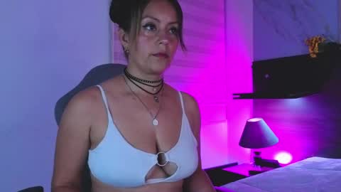 abella_as_ online show from April 2026 04:17:01 AM