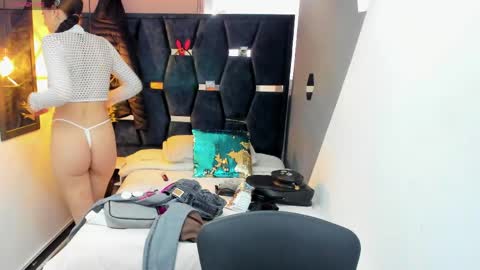 Abril Fox online show from April 2026 09:04:01 PM