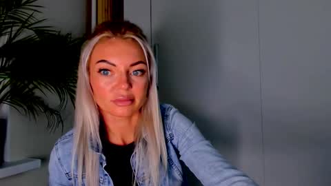 Adriana online show from September 2025 08:42:01 PM