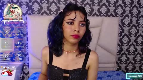 A K A N E  U W U online show from December 2024 02:58:02 PM