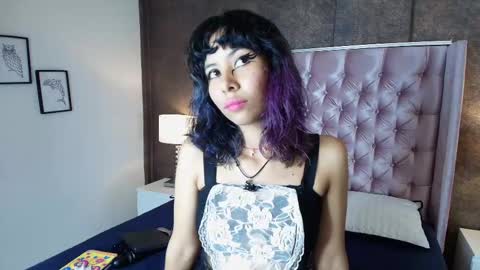 A K A N E  U W U online show from February 2025 12:49:02 PM