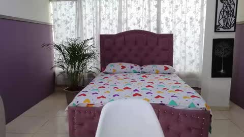 Alaia Skater online show from December 2025 07:22:01 PM