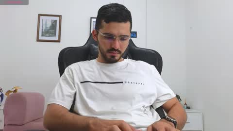 alejandroo_7 online show from October 2025 07:44:02 PM